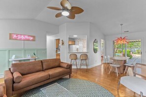 TV, fireplace, table tennis - The Salty Flamingo w Pool+Hot Tub+Ping Pong (Murrayville)