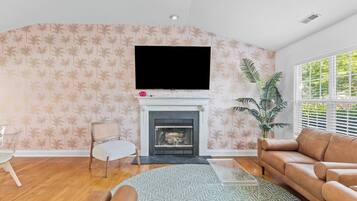 Televisión, chimenea, mesa de ping pong