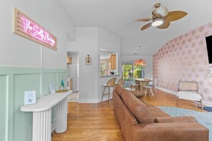 Fernseher, Kamin, Tischtennisplatte