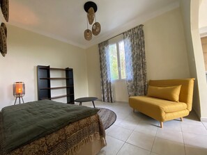 1 bedroom, bed sheets