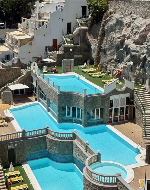 Una piscina al aire libre, una piscina climatizada