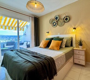 1 chambre, coffre-fort, fer et planche à repasser, lit de bébé portatif