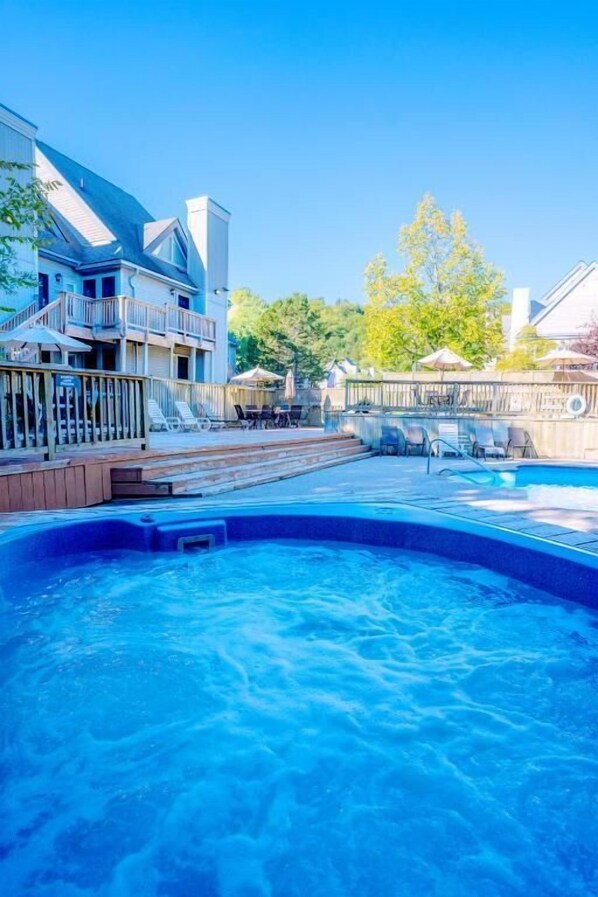 Seasonal outdoor pool - Gorgeous Loft in Heart of Blue Mountain  (Blue Mountain)