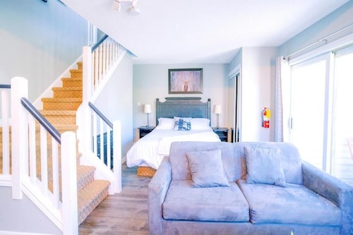 Gorgeous Loft in Heart of Blue Mountain 