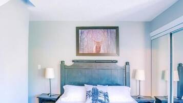 Standard Apartment, 2 Bedrooms, Non Smoking, Mountain View | Iron/ironing board, free WiFi