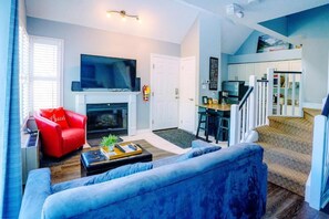 Standard Apartment, 2 Bedrooms, Non Smoking, Mountain View | Living area