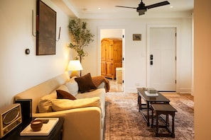 Casa, varias camas, patio, vistas al jardín (Magnolia Manor) | Zona de estar | Televisión de pantalla plana de 42 pulgadas con canales digitales