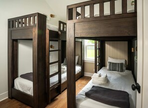 Casa, várias camas, varanda, vista para o jardim (Magnolia Manor) | 4 quartos, individualmente decorados, individualmente mobiliados