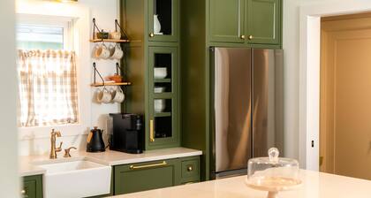 Magnolia Manor - Remodeled Home Near Downtown