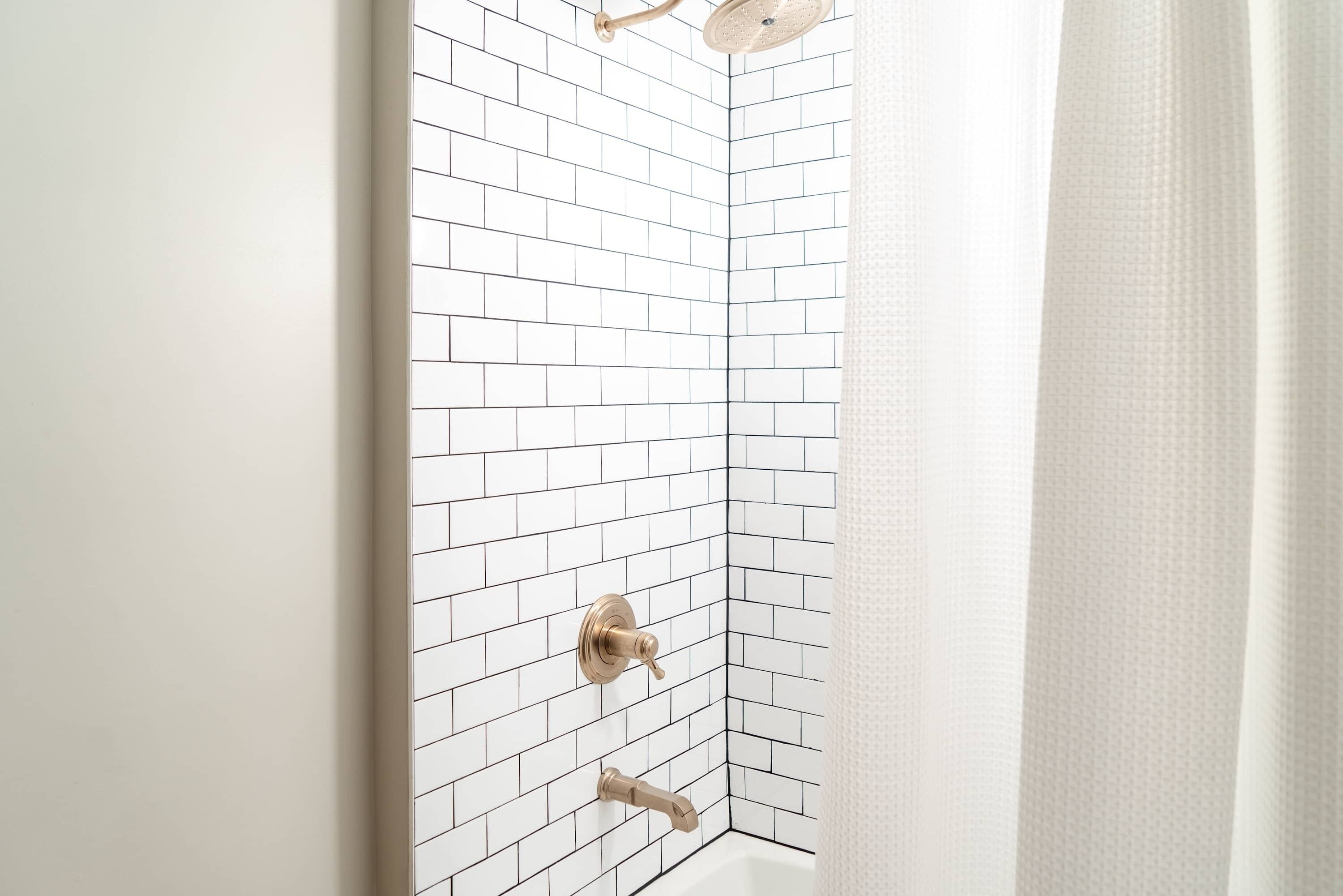 Casa, varias camas, patio, vista al jardín (Magnolia Manor) | Baño | Secadora de cabello y toallas 