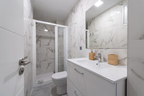 Bathroom - Apartment by Playa de Las Canteras Beach (Las Palmas de Gran Canaria)