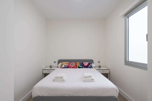 Casa | 2 dormitorios y tabla de planchar con plancha