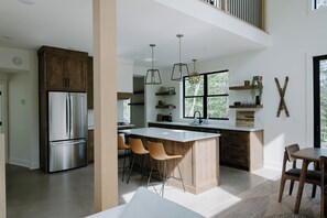 Een koelkast, een microgolfoven, een oven, een kookplaat