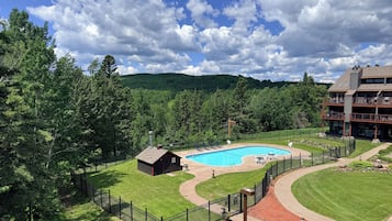 Una piscina cubierta, una piscina al aire libre