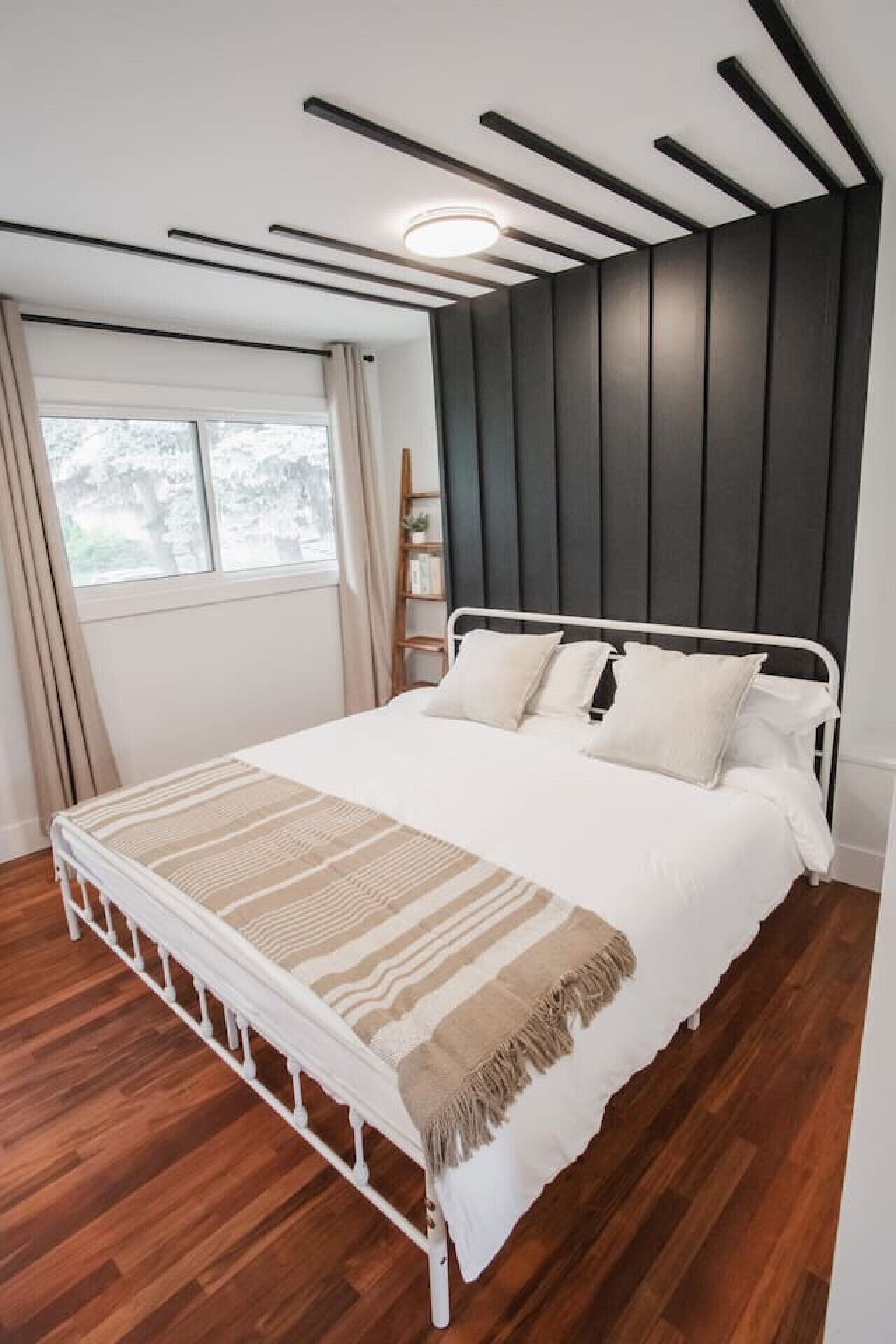 4 bedrooms, desk, travel crib, WiFi