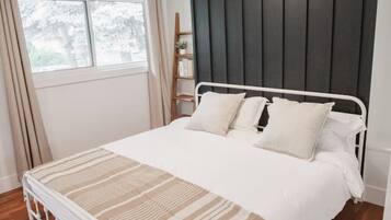 4 bedrooms, desk, travel crib, WiFi