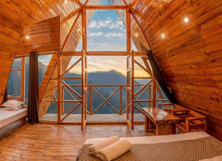 Signature Cottage, Balcony, Mountain View. Nesta Narkanda Cottage