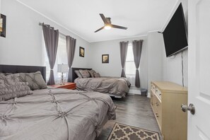 4 bedrooms, iron/ironing board, WiFi