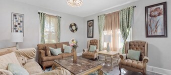 Great Escape 4 bedroom house  2 King Bed in Belleville with WiFi fitness room