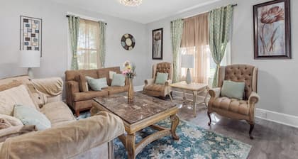 Great Escape 4 bedroom house 2 King Bed in Belleville with WiFi fitness room