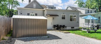 Great Escape 4 bedroom house 2 King Bed in Belleville with WiFi fitness room