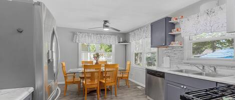 Microondas, horno, parrilla de estufa y lavavajillas