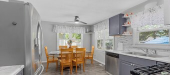 Great Escape 4 bedroom house  2 King Bed in Belleville with WiFi fitness room