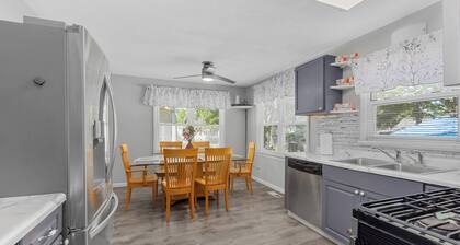 Great Escape 4 bedroom house 2 King Bed in Belleville with WiFi fitness room