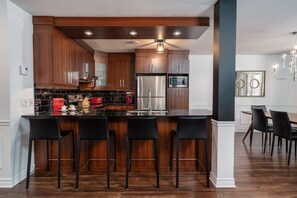 Frigorífic, microones, forn i placa de cuina