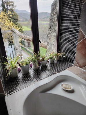 Interior - Old rafter house, exposed stonework 2 bedrooms Sleeps up to 6 people (Unknown)