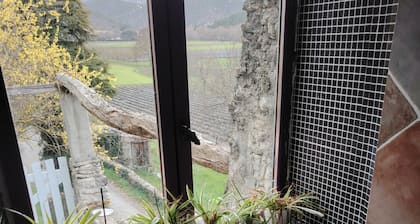 Old rafter house, exposed stonework 2 bedrooms Sleeps up to 6 people