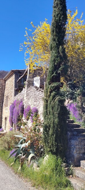 Exterior - Old rafter house, exposed stonework 2 bedrooms Sleeps up to 6 people (Unknown)