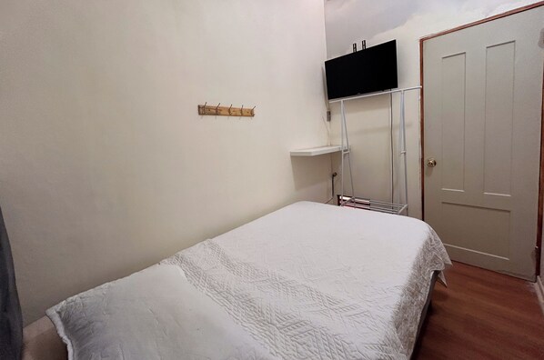 1 habitación, tabla de planchar con plancha, wifi y ropa de cama