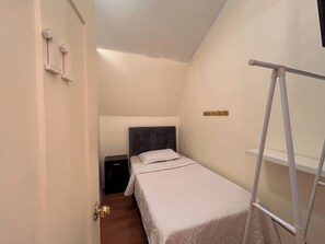 1 habitación, tabla de planchar con plancha, wifi y ropa de cama