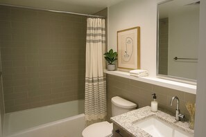 Sèche-cheveux, serviettes fournies, savon, papier toilette