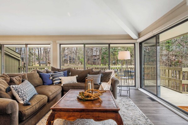 Condo, nhiều giường, sân hiên, quang cảnh vườn (All Decked Out at Abbey Springs) | Khu phòng khách | TV màn hình phẳng 42-inch có truyền hình kỹ thuật số