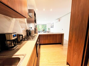 Deluxe Apartment | Private kitchen | Fridge, microwave, oven, stovetop