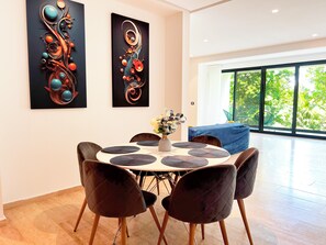 Deluxe Apartment | Dining room