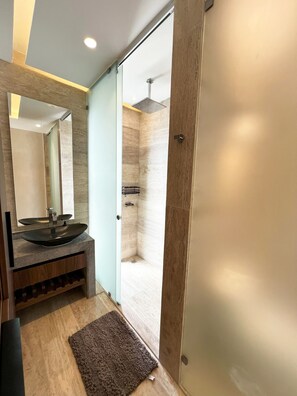 Luxury Apartment, Balcony, Golf View | Bathroom | Shower, rainfall showerhead, free toiletries, hair dryer - Modern Condo Jungle Retreat (Puerto Aventuras)