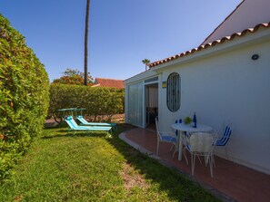 Outdoor dining - Bungalow in Gran Canaria Near Yumbo Center (San Bartolomé de Tirajana)