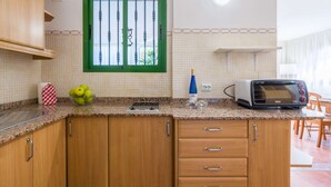 Private kitchen - Bungalow in Gran Canaria Near Yumbo Center (San Bartolomé de Tirajana)