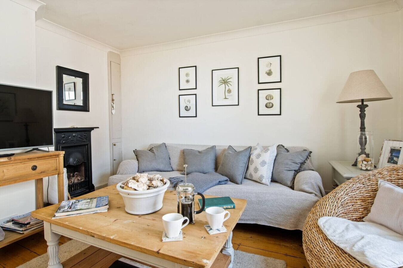 Smart TV, fireplace