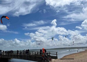 在海灘附近