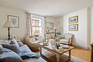 Smart TV, fireplace - Lymington, Captains Row (Hampshire)
