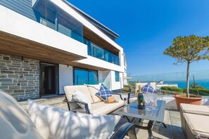 Outdoor dining - Stylish coastal retreat with panoramic views & walkable to harbour (Mevagissey)