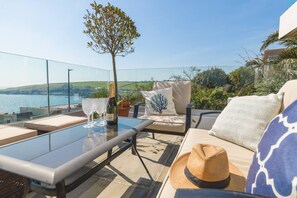 Outdoor dining - Stylish coastal retreat with panoramic views & walkable to harbour (Mevagissey)