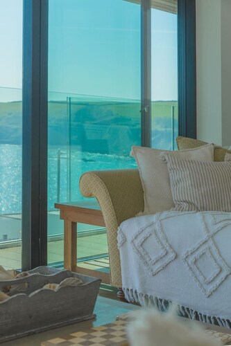 Stylish coastal retreat with panoramic views & walkable to harbour