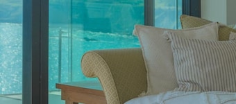 Stylish coastal retreat with panoramic views & walkable to harbour