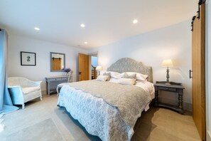 4 bedrooms, desk, iron/ironing board, travel cot - Stylish coastal retreat with panoramic views & walkable to harbour (Mevagissey)