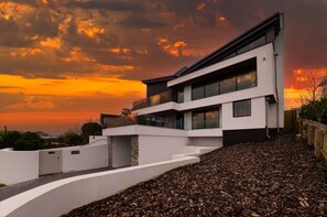 Exterior - Stylish coastal retreat with panoramic views & walkable to harbour (Mevagissey)